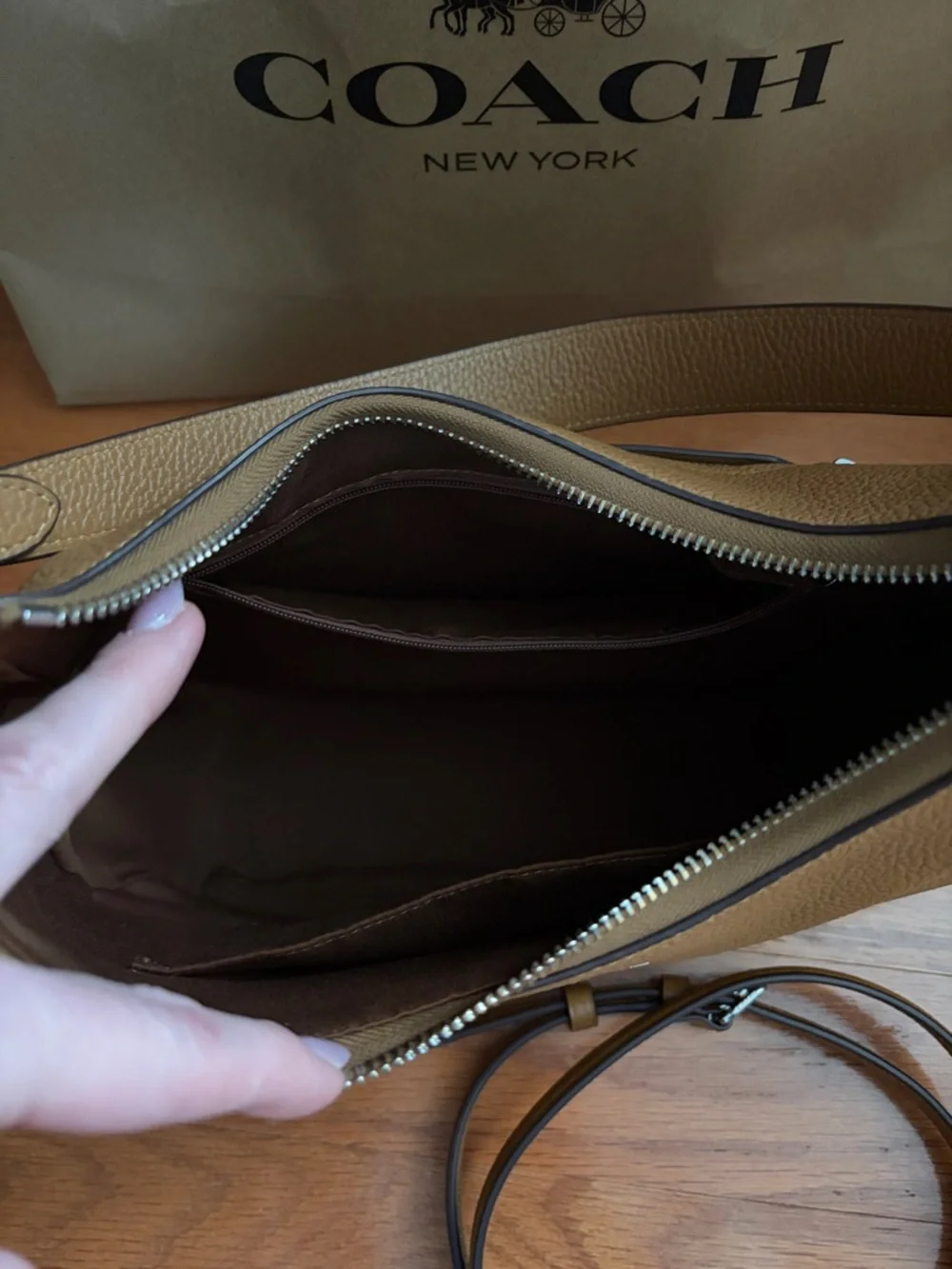 Teri Hobo Bag - Picture 6 of 7